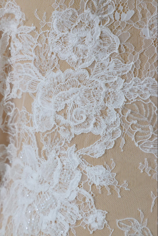 Elegant 3D Floral Embroidery Lace Fabric with Beaded Detailing for Bridal Gowns and Couture Designs